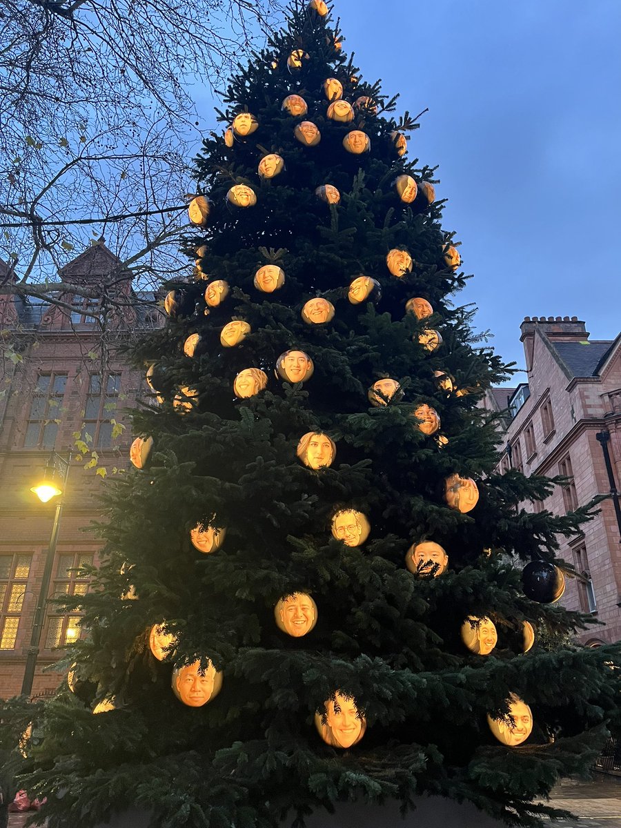 mitsuandersoon's tweet image. 友達の働く高級ホテルの今年のツリーがヤバすぎトリッキーて聞いたから、ナマ見に来たんだけど、やばすぎる！😂😂😂😂😂