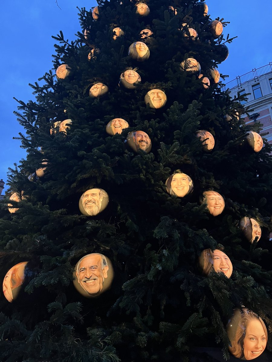 mitsuandersoon's tweet image. 友達の働く高級ホテルの今年のツリーがヤバすぎトリッキーて聞いたから、ナマ見に来たんだけど、やばすぎる！😂😂😂😂😂