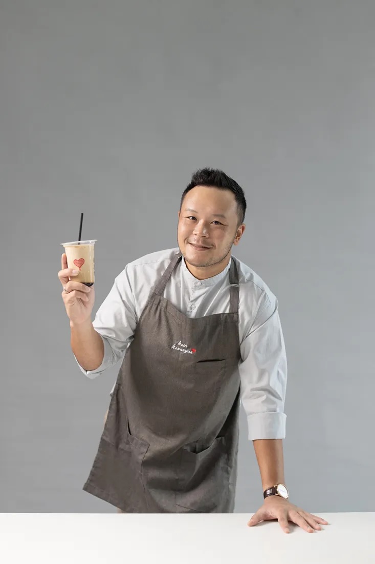 As an <a href="/NU_Business/">Northeastern D’Amore-McKim School of Business</a> student, Edward Tirtanata '10 tried coffee for the first time at the campus Dunkin' Donuts. ☕ 

Now, Tirtanata is co-founder and CEO of Kopi Kenangan, the largest coffee chain in Indonesia.

Read his story: nrthstrn.org/3XxWTCG