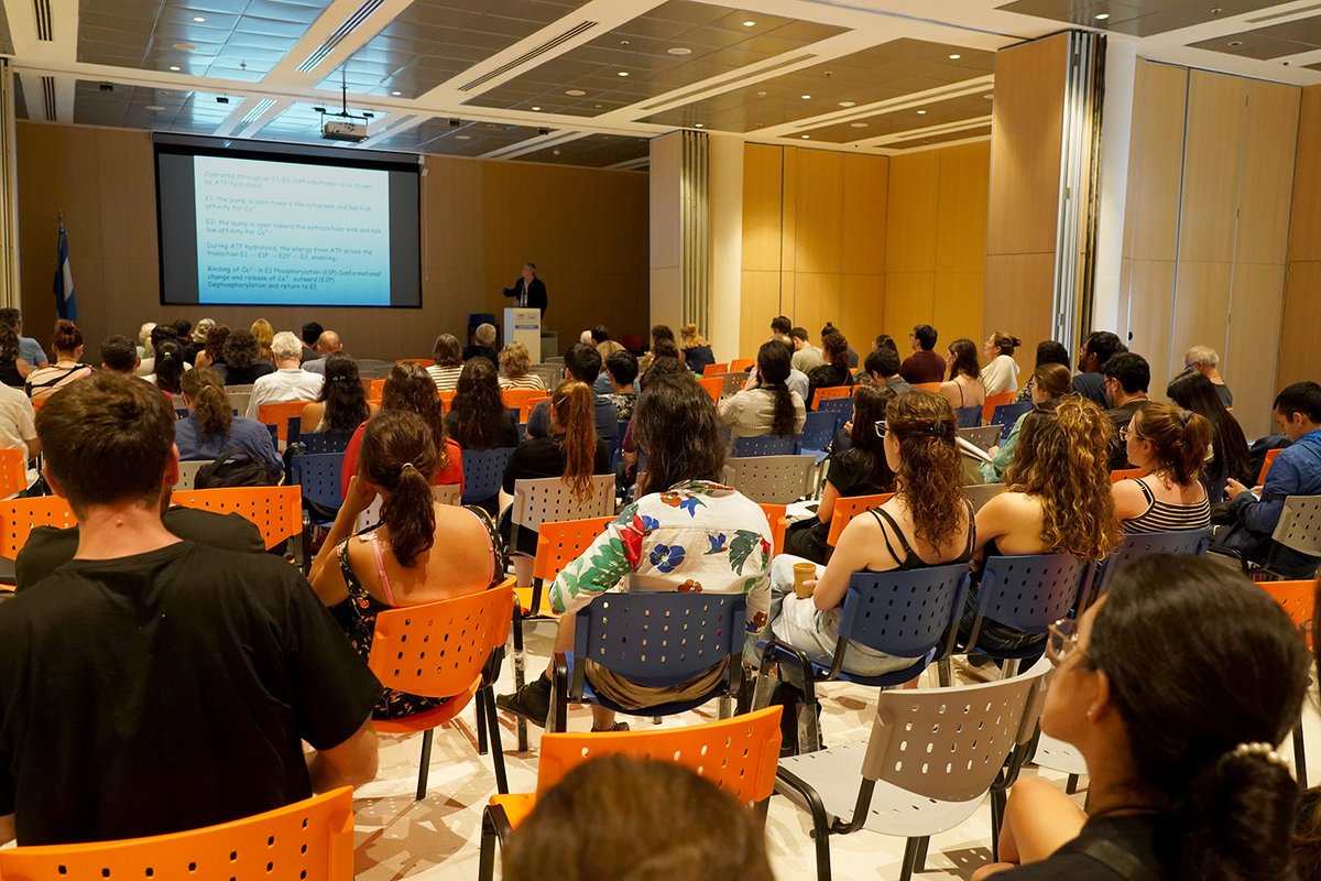 Exactas_UBA's tweet photo. 👉Se llevó a cabo la Reunión Anual de la Sociedad Argentina de Biofísica (SAB 2025) en el Instituto de Fisiología, Biología Molecular y Neurociencias (@ifibyne ) de la Facultad y el CONICET.

🥼Con 253 participantes de distintas regiones del país y científicos internacionales expositores, la organización celebró el encuentro y destacó la resiliencia de la comunidad científica argentina. A su vez, alertó sobre la menor asistencia de investigadores y estudiantes de las provincias debido a la difícil situación presupuestaria de la ciencia.

🧪🧬Cada año, la SAB organiza una reunión para discutir los avances del campo. En este 53º encuentro, las áreas temáticas fueron: proteínas y ácidos nucleicos; lípidos y biomembranas; transporte, señalización y dinámica intracelular; estructura del agua y desarrollos metodológicos y biotecnológicos.