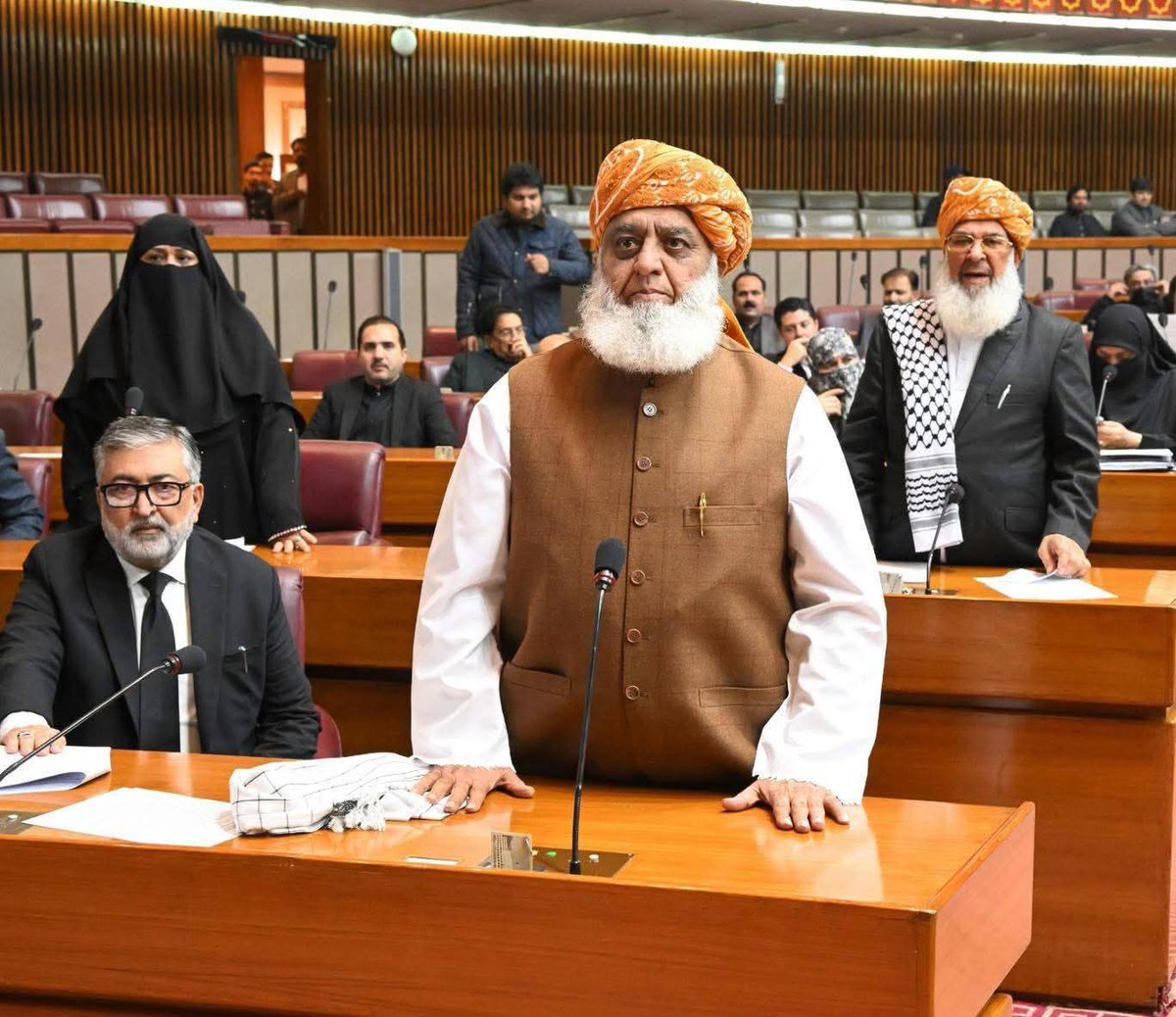 حسن پارلیمنٹ جو چند سیٹوں کیساتھ بھی پوری پارلیمنٹ پر راج کرنے کی صلاحیت رکھتا ھے
#محافظ_ختم_نبوت_مولانا