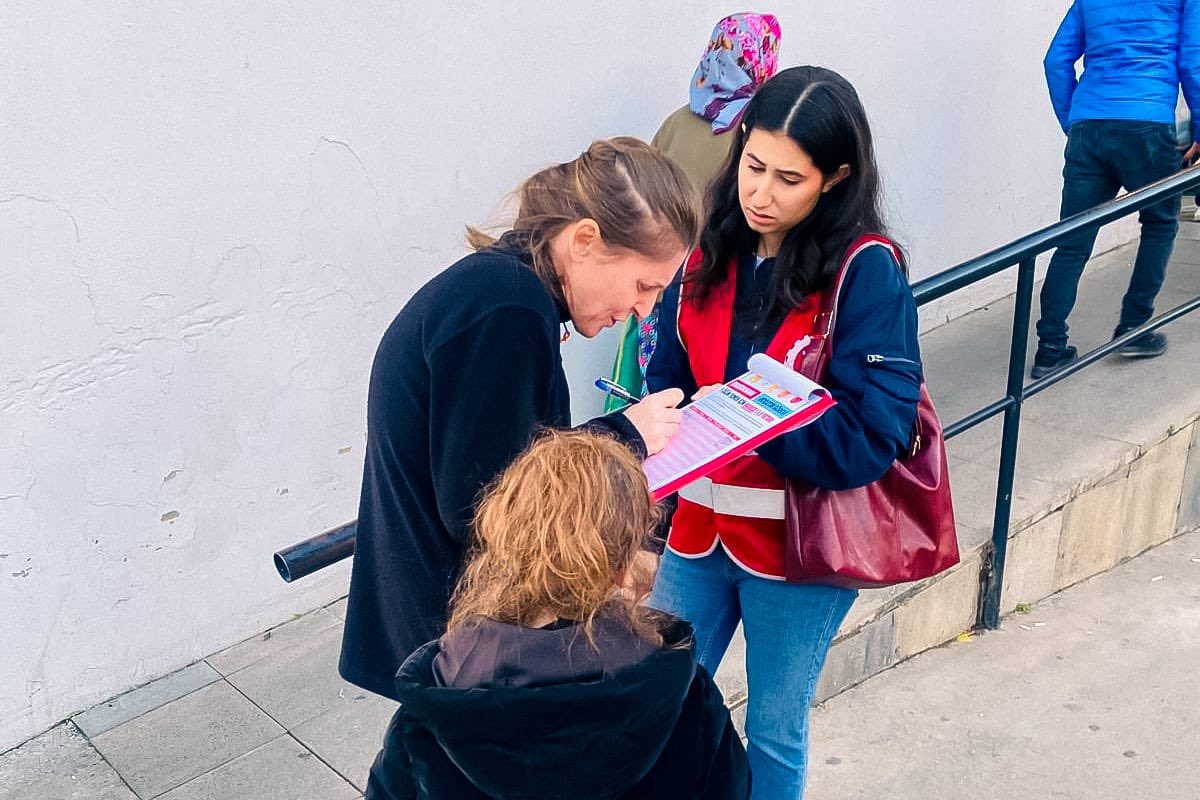 Bugün Konak’ta ve Seferihisar’da her çocuk için en az bir öğün ücretsiz, sağlıklı okul yemeği hakkı için imza standımızı açtık.

Okullarda tüm çocuklara sağlıklı ve ücretsiz bir öğün yemek sunmak için bütçeden ayrılması gereken pay sadece %1,5!

Sen de imza ver, imza topla,