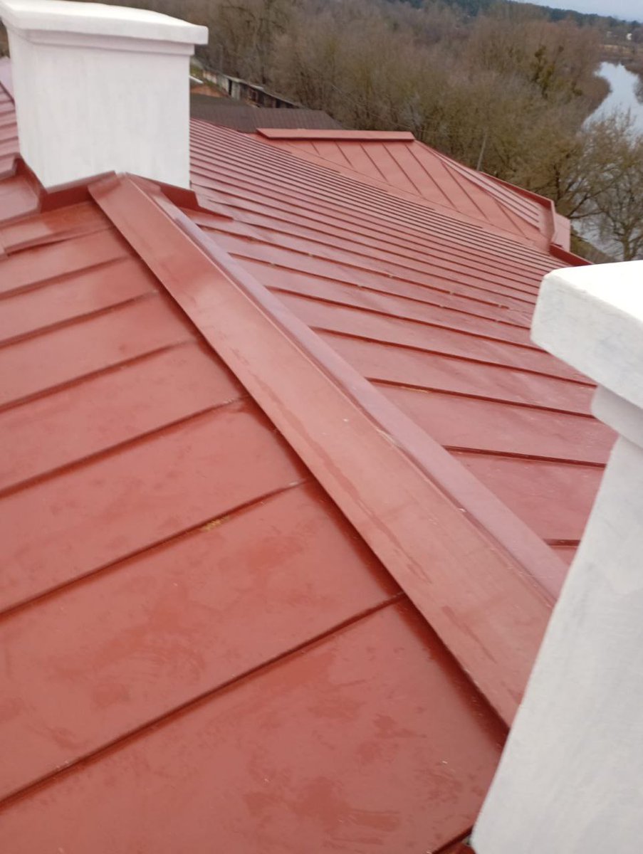 Дах на Палацы я дабудаваў. Мы дабудавалі. Апошні кавалачак, які быў непакрыты з-за рэстаўрацыі атыку, закрыўся. Ўсе канькі, тумбы, карнізы, паддашак, атык, слыхавыя вокны - 100% завершана. І падмецена.