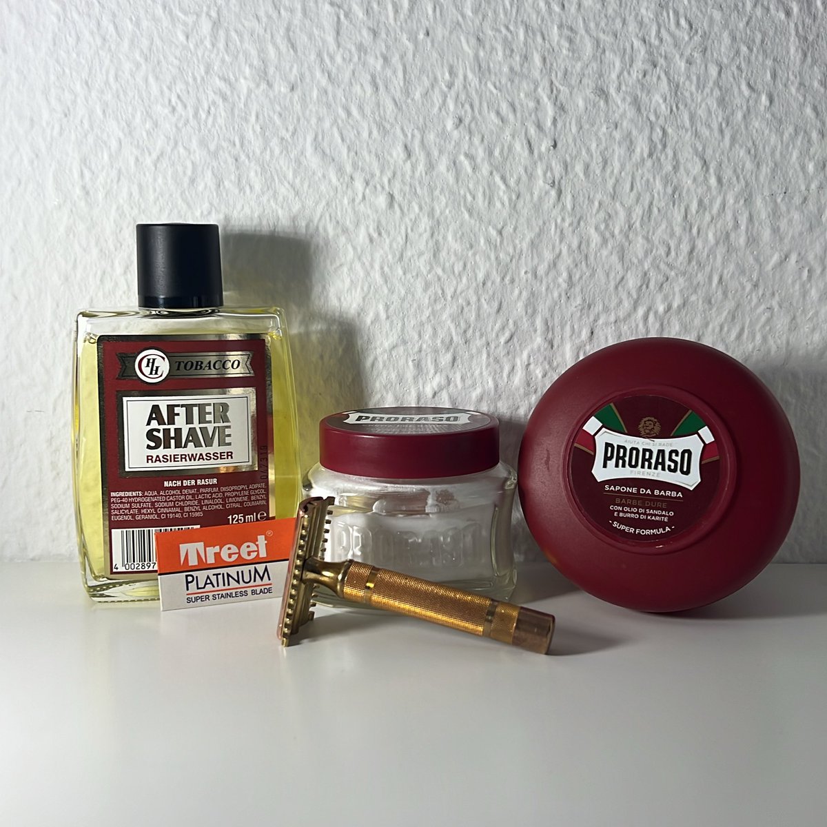 chrisbis82's tweet photo. @MAstronomers Invented by King C Gillette in 1901 safty razors new and old ones are still in use by many people. This one here is from arround 1920 and still gives men good shaves. https://t.co/VklODqrxTi