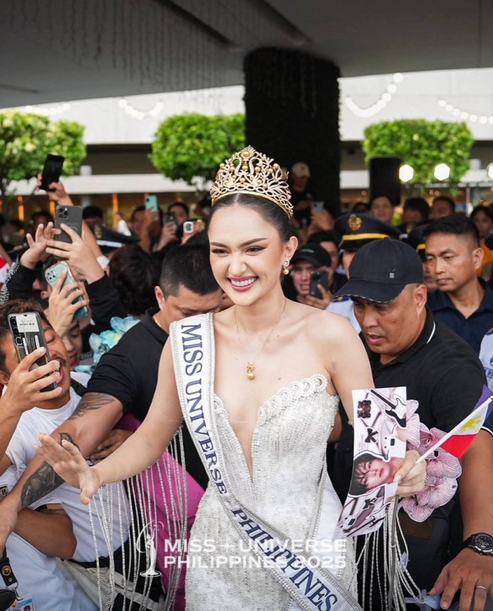 Miss Universe Philippines 2025, Ahtisa Manalo, was spotted with a Jungwon banner during her homecoming parade on December 2.