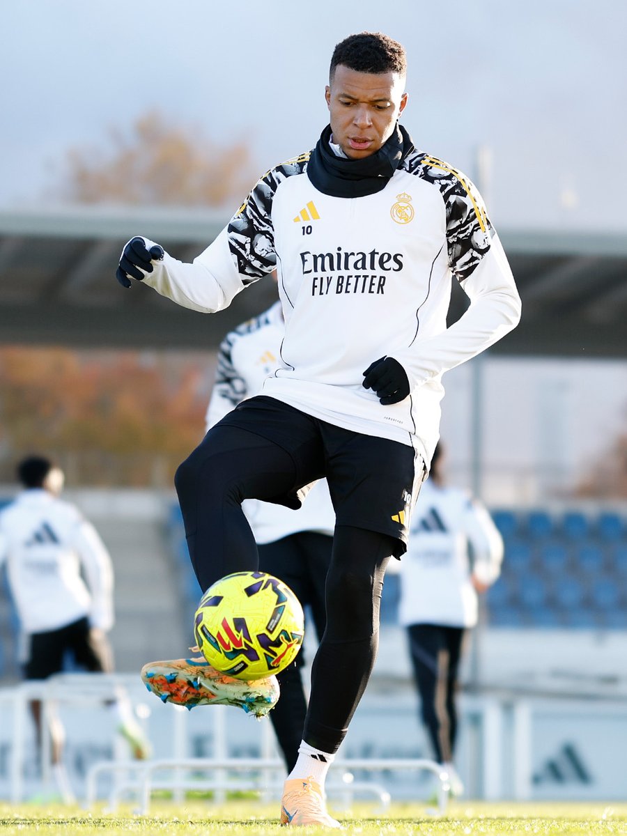 realmadrid's tweet photo. 🇫🇷 @KMbappe
🇧🇷 @ViniJr https://t.co/TBhjF9qehU