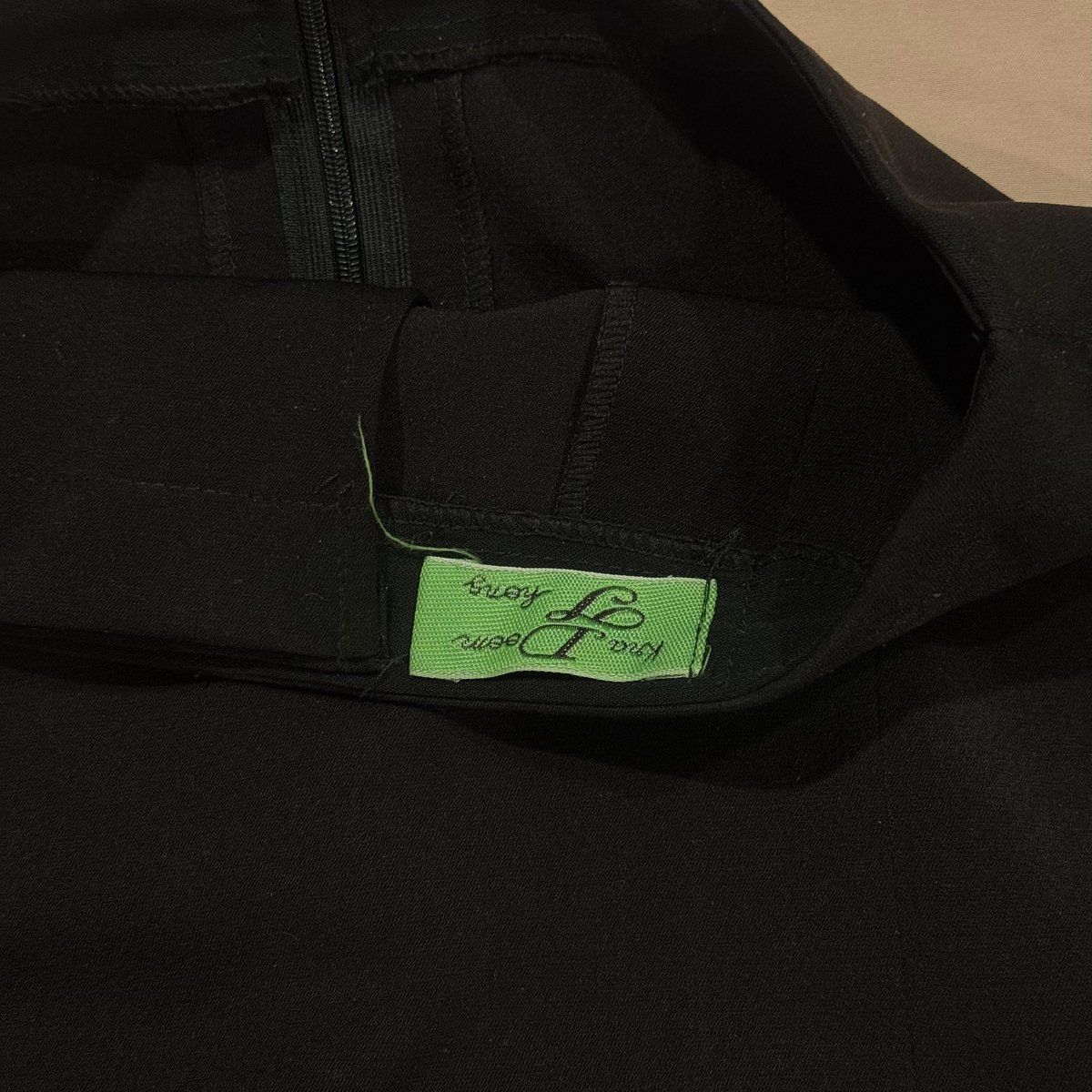 ส่งต่อ กระโปรงนักศึกษา กระดุมทอง
90 รวมส่ง

เอว 23 สะโพก 33 ยาว 15

#ส่งต่อเสื้อผ้า #ส่งต่อกระโปรงนักศึกษา #กระโปรงนักศึกษา #ชุดนักศึกษา