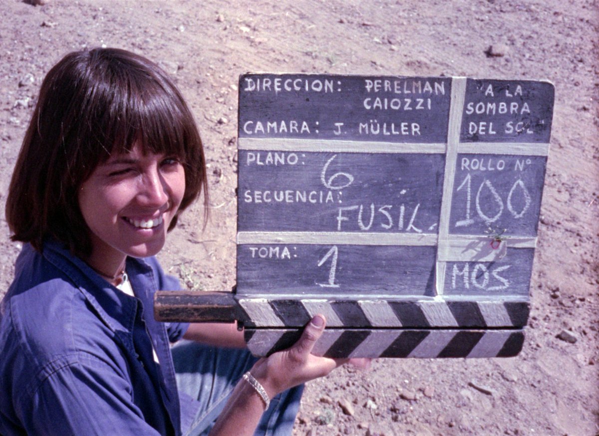 AUnidadPopular's tweet photo. La cineasta y militante del MIR, Carmen Bueno, haciendo claqueta en el rodaje de A la sombra del sol (1973). Carmen Bueno fue detenida por la DINA y se encuentra desaparecida, junto a su pareja Jorge Müller. Fotografía original subida por la Cineteca Nacional de Chile.
#Chile https://t.co/ByjSI8VHyd