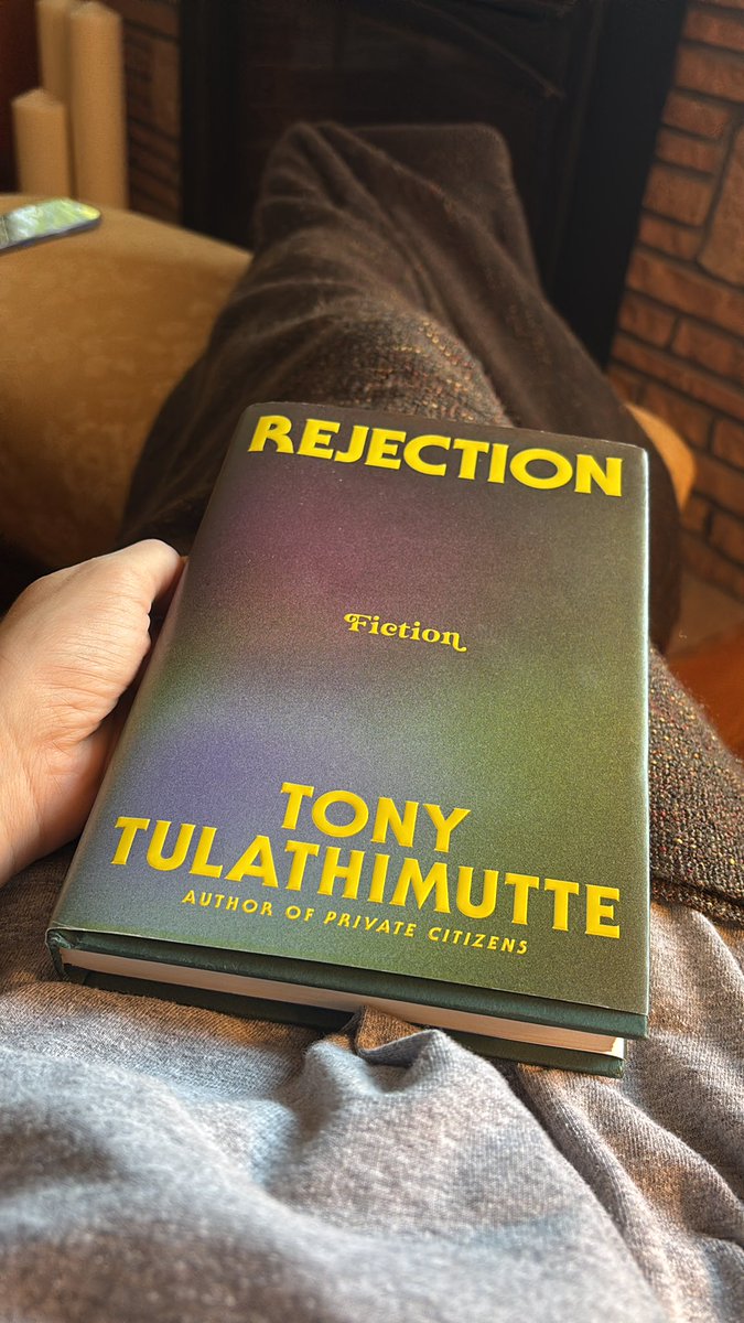 jzux's tweet image. this book is so good i didn’t pick up my phone for like an hour straight. knowing me, that is pretty much a miracle