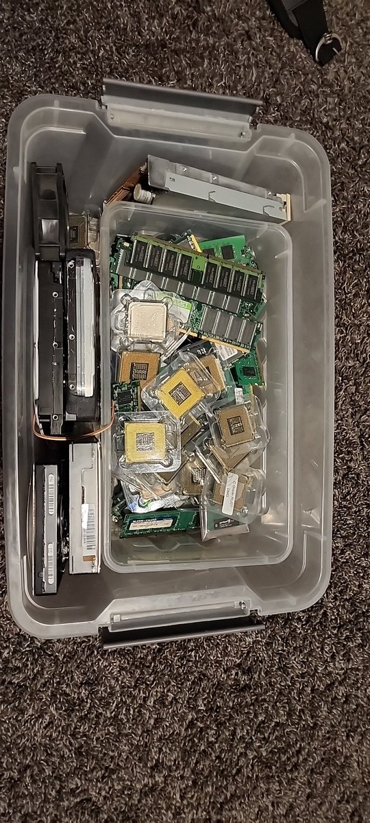 viserdy's tweet image. This is the ram box in question. Has simm, ddr, ddr2, ddr3, and various old server memory types.

On a side note if you need core 2 quads...

#collection #hardwaretest #computers