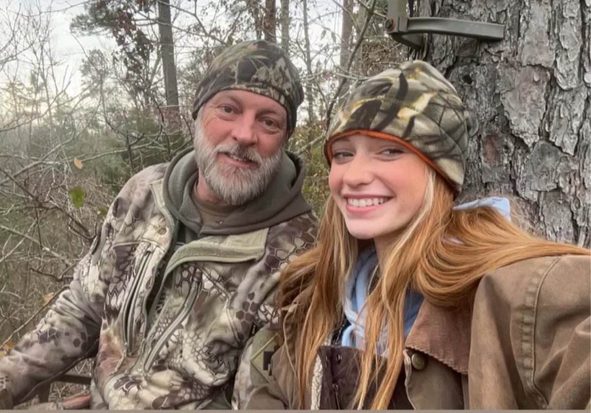 darrylworley's tweet photo. My daughter was an awesome wildlife photographer this morning. We saw a nice little buck too but he did not meet her standards. She is definitely spoiled and the best hunting buddy ever!! #daughter #hunting #deer #family https://t.co/NSDTFJfCDy