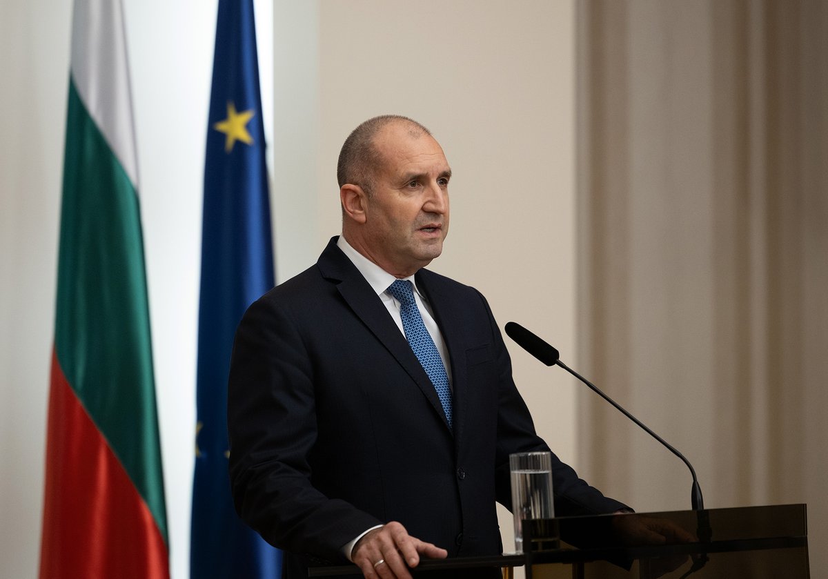 RumenRadevPM's tweet photo. Българите надигнаха глас срещу похитената държава, корупцията, отк��за на политическата класа да чуе гласа им и срещу самодоволството на олигархията https://t.co/1EaAPSPK6P