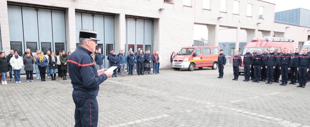 sdis68's tweet photo. ⚫️ Les personnels du SIS 68 ont observé une minute de silence en hommage au sergent Mathieu Cornu, 25 ans, SPV du SDIS 62, décédé le 24.11 en portant secours sur l’autoroute A16. 
Il a marqué ses collègues par son engagement &amp; son humanité. Pensées à sa famille &amp; à ses proches🕊️ https://t.co/XyC1h3pYlh
