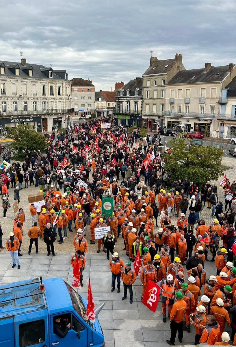 MarianneMaximi's tweet photo. Commentry est noire de monde aujourd'hui à la manifestation pour sauver la forge !

Solidarité avec les ouvriers, les habitants &amp; les élus qui luttent avec dignité et détermination pour ces 190 familles, la souveraineté industrielle et l'emploi du territoire.

#TouchePasAMaForge https://t.co/KiGsdlmWGa