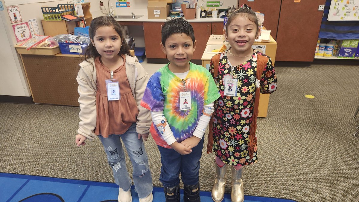 Celebrating 70 days of school wearing 70s outfit. <a href="/HicksTigers/">Hicks Elementary</a>
Celebrando 70 dias de clases vistiendo de la decada de los 70s.