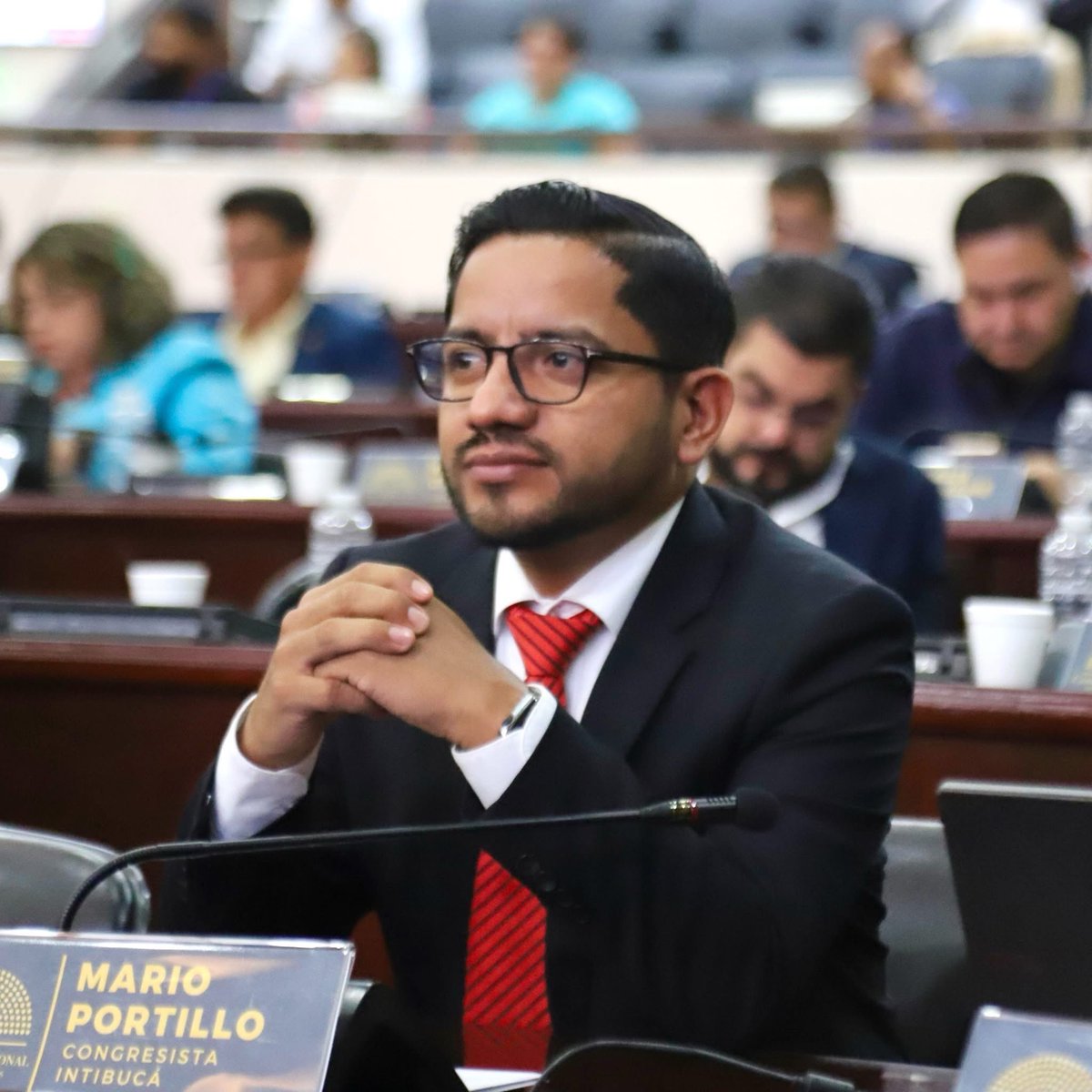 ➪“Si Donald Trump quisiera ayudar a Honduras nos diera estabilidad a los migrantes y no un indulto a un criminal”, cuestiona el diputado del Partido Libertad y Refundación, Mario Portillo.