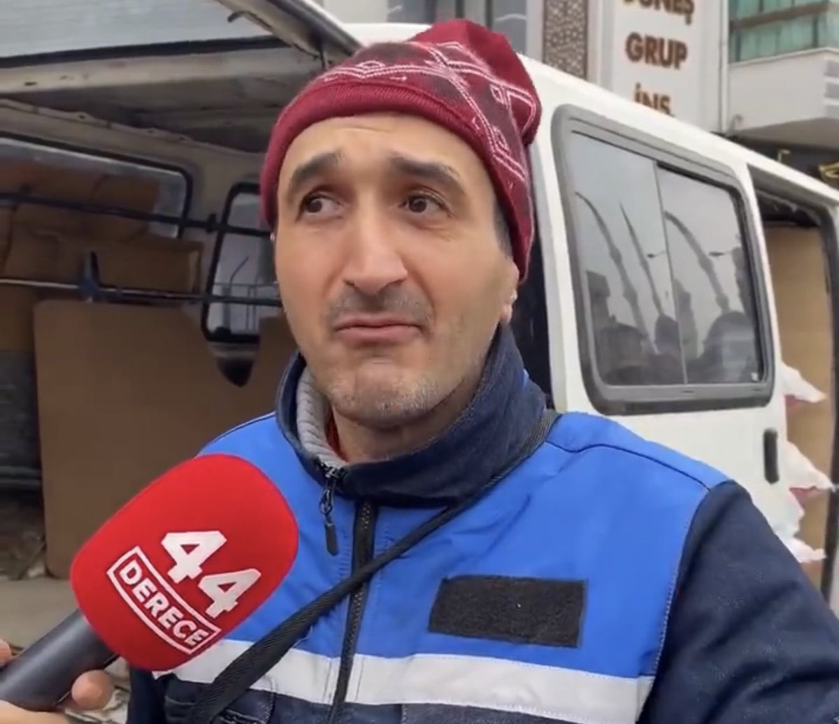 Atanamadığı için simit satan biyoloji öğretmeni:

"15.000 öğretmen alımı oldu, 47 biyoloji öğretmeni alımı var. 

Bu bölümün alımı yoksa niye açılmış ve hala devam ediyor?"