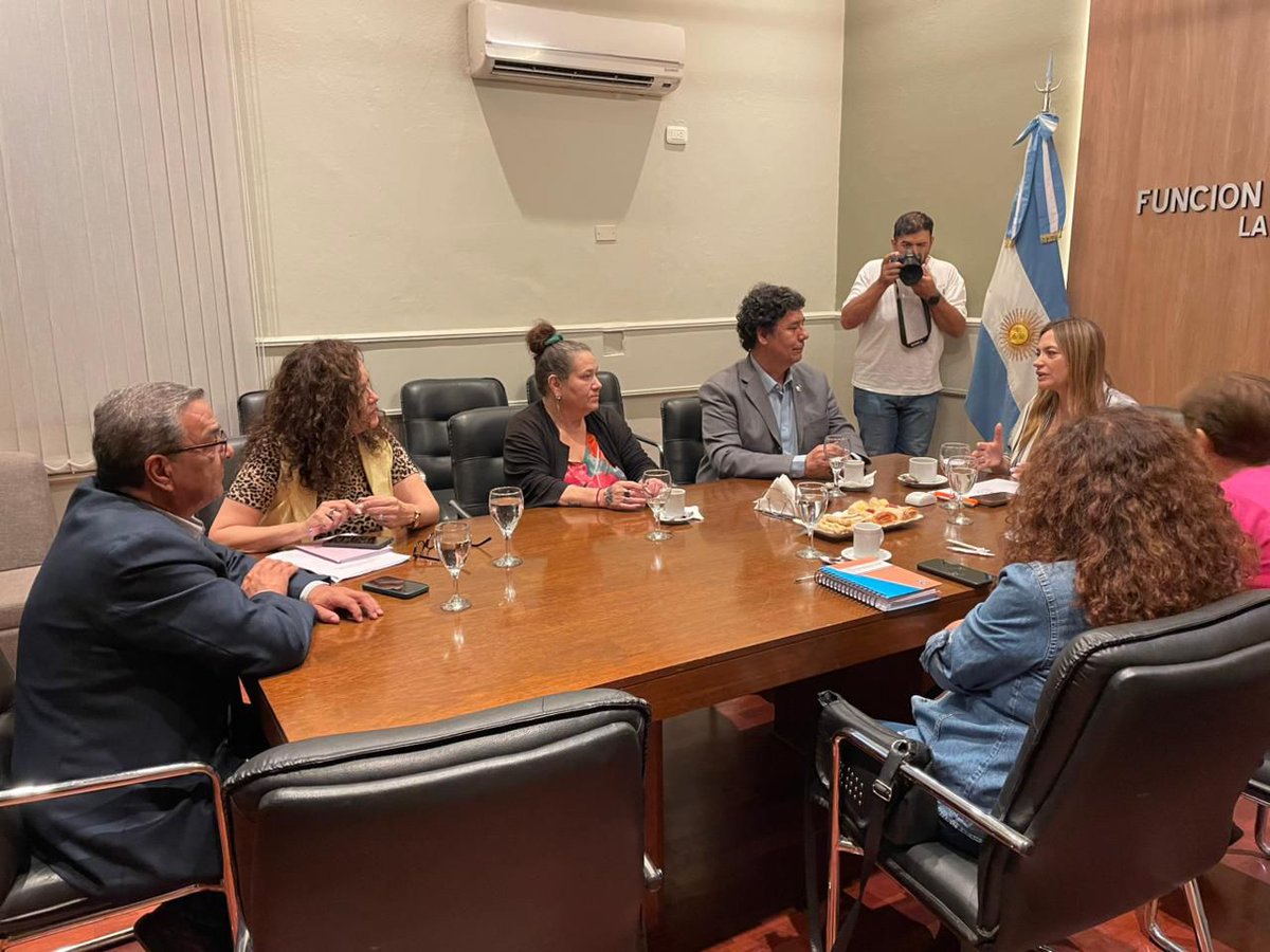 terelunalarioja's tweet photo. Acompañé a la Vice @TeresitaMadera y a @ClaudioRuizCH en las conclusiones del Encuentro Internacional de Las y los trabajadores en la convicción que la solidaridad y el trabajo autogestionado es clave en tiempos de crisis económica y social. Gracias @julioad66 y compañeros! https://t.co/U0sTTBCwYp