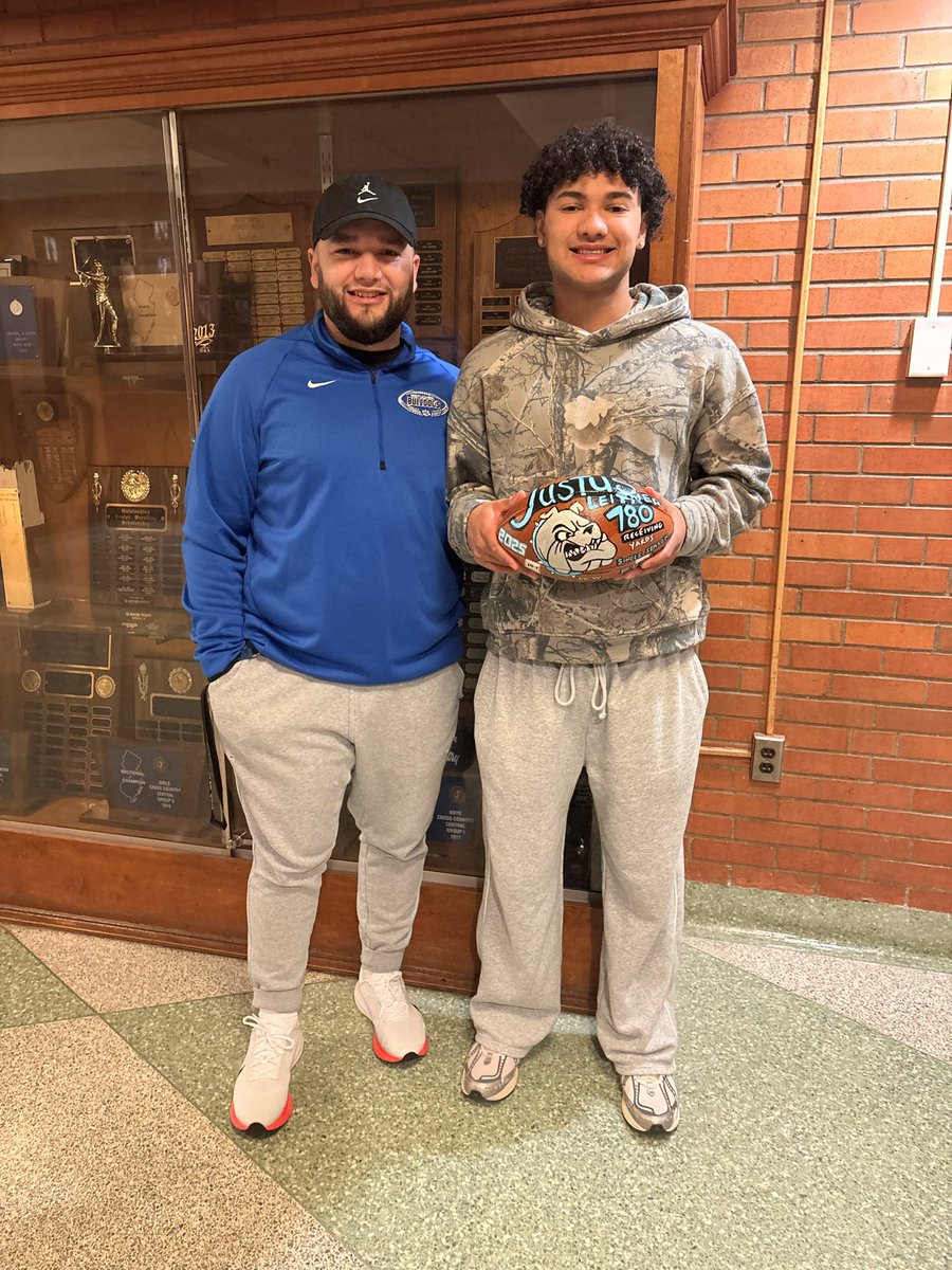metuchenhsfoot1's tweet photo. Congrats to the new record holder for receiving yards in a season at Metuchen High! @justusleitner3 https://t.co/jb2HeWbD7m