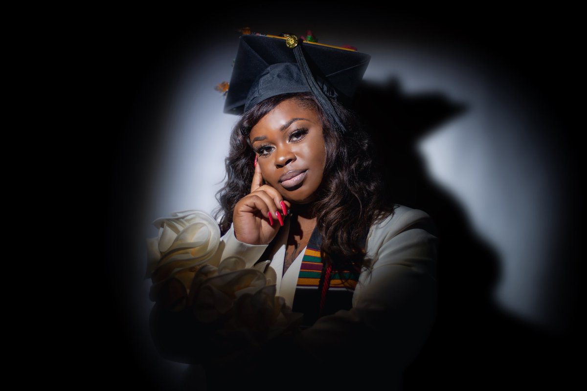 B1NKYBRAVO's tweet image. I look like WELL DONE. I look like GOOD JOB. I look like BRAVO. 👏🏾👩🏾‍🎓 
•
•
•
#blackgrad #firstgeneration #masterofarts #masterofenglish #masterofcreativewriting