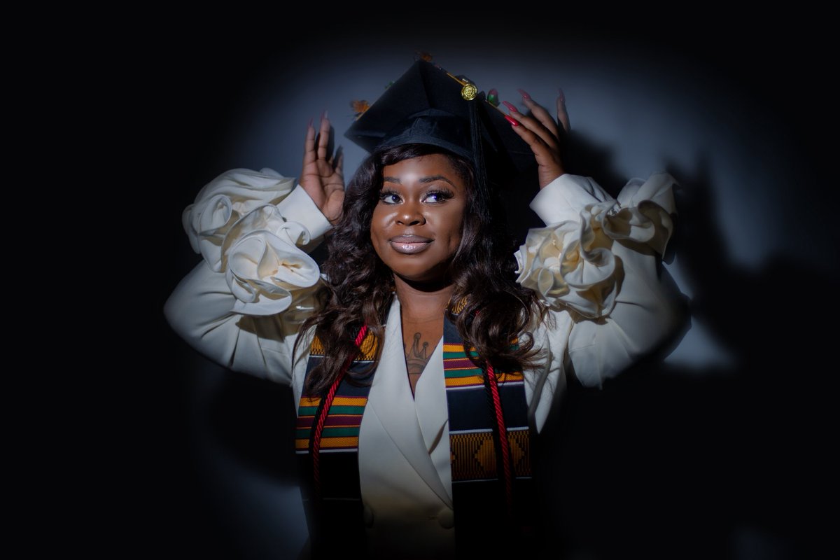 B1NKYBRAVO's tweet image. I look like WELL DONE. I look like GOOD JOB. I look like BRAVO. 👏🏾👩🏾‍🎓 
•
•
•
#blackgrad #firstgeneration #masterofarts #masterofenglish #masterofcreativewriting