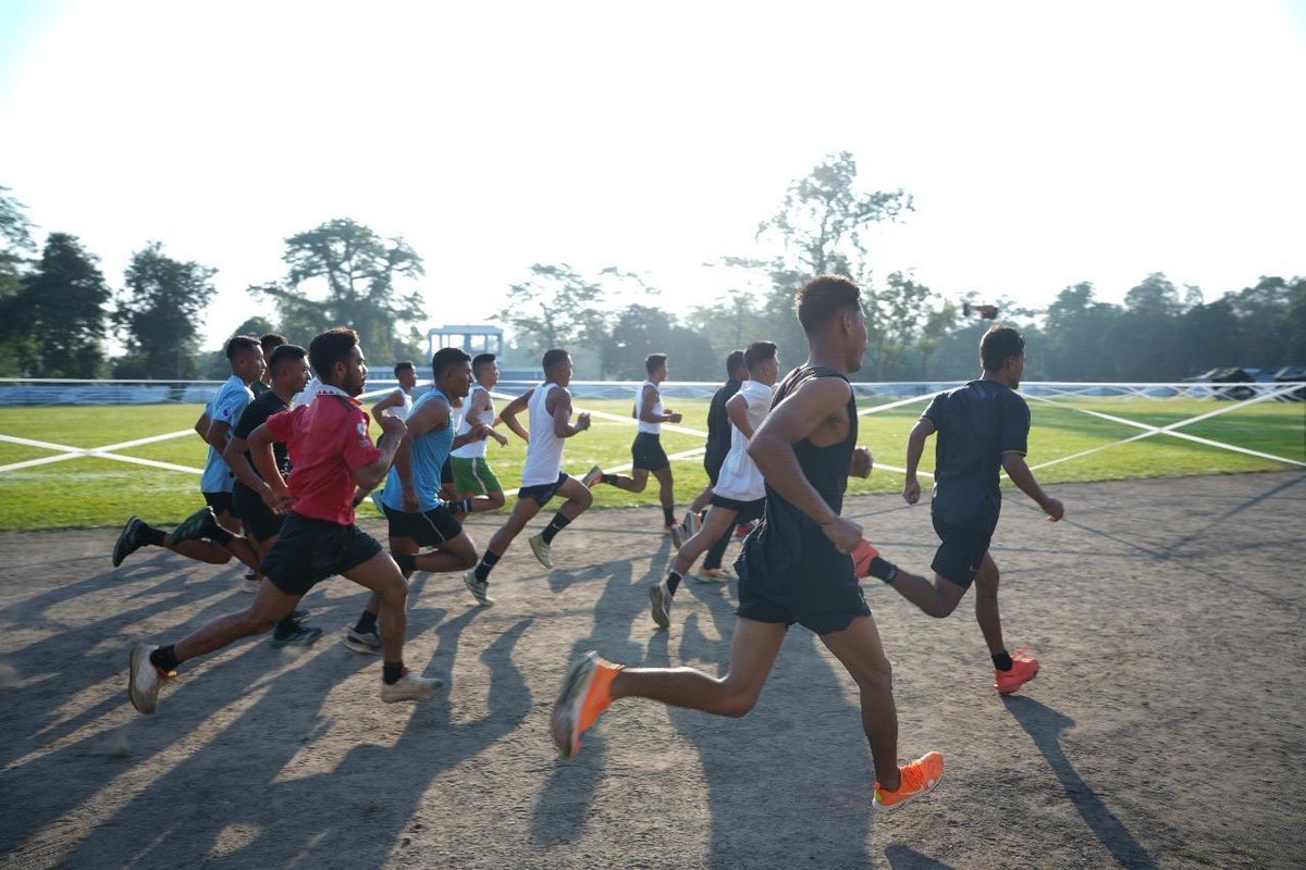 easterncomd's tweet photo. Under the aegis of #EasternCommand, #TerritorialArmy, #GarhwalTerriers (121 Terriers) concluded a 17 - day Recruitment Rally on 01 Dec 2025  at #Solmara Military Station, #Tezpur, #Assam.  The rally witnessed an exceptional turnout of aspirants from all #NorthEastStates, #Sikkim, #West Bengal and the #AndamanNicobar Islands reflecting their resolute desire to serve the Nation. 

#पूर्वी_कमान के अधीन #TerritorialArmy की #GarhwalTerriers (121 Terriers) द्वारा 17-दिवसीय भर्ती रैली  01 दिसम्बर 2025 को #Solmara Military Station, #Tezpur, #Assam में सफलतापूर्वक सम्पन्न हुआ। रैली में पूर्वोत्तर के सभी राज्यों, #Sikkim, #WestBengal तथा #AndamanNicobar Islands के  युवाओं ने भाग लेकर राष्ट्र सेवा के प्रति अपनी दृढ़ प्रतिबद्धता को दर्शाया।

#IndianArmy 
#EasternCommand
#YouthEmpowerment 
#NationBuilding
#NationFirst
#HarKaamDeshKeNaam

@adgpi
@SpokespersonMoD
@HQ_IDS_India
@indiannavy
@IAF_MCC
@official_dgar
@ProDefKolkata
@IndiaCoastGuard
@HQ_DG_NCC