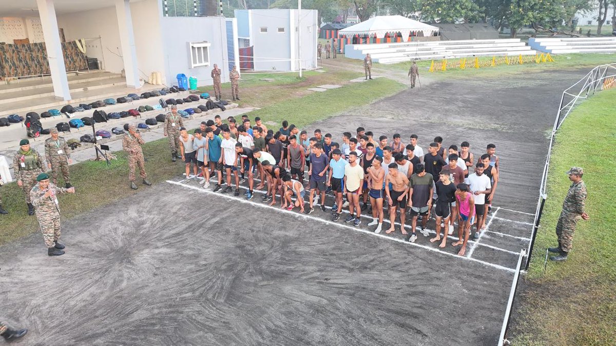 easterncomd's tweet photo. Under the aegis of #EasternCommand, #TerritorialArmy, #GarhwalTerriers (121 Terriers) concluded a 17 - day Recruitment Rally on 01 Dec 2025  at #Solmara Military Station, #Tezpur, #Assam.  The rally witnessed an exceptional turnout of aspirants from all #NorthEastStates, #Sikkim, #West Bengal and the #AndamanNicobar Islands reflecting their resolute desire to serve the Nation. 

#पूर्वी_कमान के अधीन #TerritorialArmy की #GarhwalTerriers (121 Terriers) द्वारा 17-दिवसीय भर्ती रैली  01 दिसम्बर 2025 को #Solmara Military Station, #Tezpur, #Assam में सफलतापूर्वक सम्पन्न हुआ। रैली में पूर्वोत्तर के सभी राज्यों, #Sikkim, #WestBengal तथा #AndamanNicobar Islands के  युवाओं ने भाग लेकर राष्ट्र सेवा के प्रति अपनी दृढ़ प्रतिबद्धता को दर्शाया।

#IndianArmy 
#EasternCommand
#YouthEmpowerment 
#NationBuilding
#NationFirst
#HarKaamDeshKeNaam

@adgpi
@SpokespersonMoD
@HQ_IDS_India
@indiannavy
@IAF_MCC
@official_dgar
@ProDefKolkata
@IndiaCoastGuard
@HQ_DG_NCC