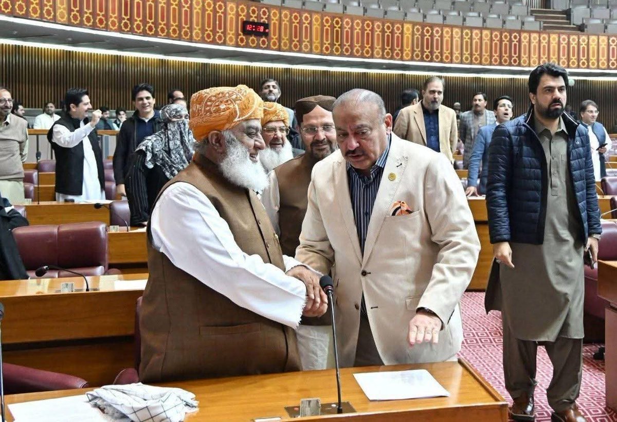 الحمدللہ ایک بار پھر ہمارے دیے گئے ووٹ کا حق پارلیمینٹ میں ادا کر دیا گیا
اس سے بڑی خوش نصیبی اور کیا ہوسکتی ہے کہ ہمارے ووٹ سے منتخب نمائدے ناموسِ رسالت کا مقدمہ لڑکر جیت جائے❤️‍🩹
شکریہ مولانا فضل الرحمن صاحب 
شکریہ جمعیت علمائے اسلام

#محافظ_ختم_نبوت_مولانا