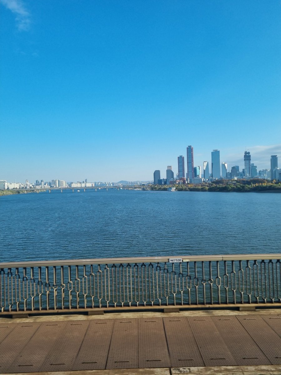 日本語へたっぴだけど、気持ちは伝わるといいな💖  

11月のソウルの紅葉🍂 
ぽかぽかしてすごく気持ちよかったよ〜(*ˊᵕˋ*)  
静かな「上岩洞ワールドカップ公園」
の紅葉はほんとにキラキラ✨  

電車から見た漢江も最高だったの〜！ 
韓国に来たらぜひ見てほしいな💖 
みんなも行ってみてね〜🎈