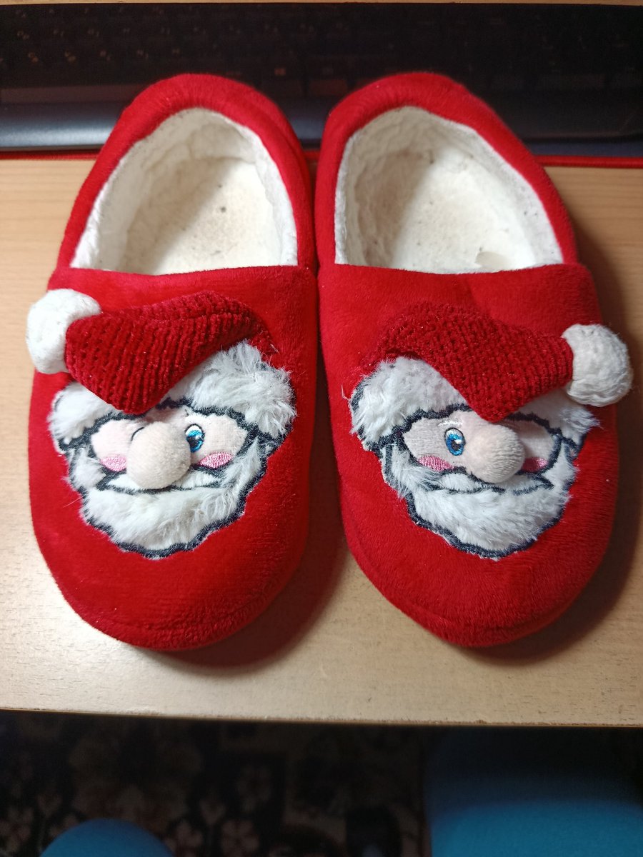 any54's tweet image. Mivel az előző szobapapucsomat rongyosra hordtam, de tényleg, ezért mától új mamuszom van. Ilyen.