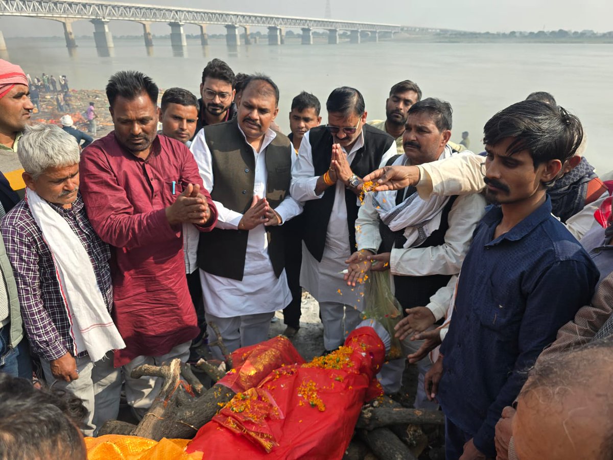 Virendra_mla's tweet image. जंगीपुर विधानसभा क्षेत्र के विद्यापारा के पूर्व प्रधान व ब्लाक प्रभारी श्री दारा यादव जी के बड़े भाई रामजन्म यादव जी के निधन के उपरांत गाजीपुर घाट पर पहुंच कर उनके दाह संस्कार में शामिल होकर श्रद्धांजलि अर्पित की। ईश्वर पुण्यात्मा को अपने श्री चरणों में स्थान दें। ॐ शांति 🙏🏻