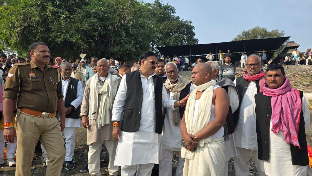 Virendra_mla's tweet image. जंगीपुर विधानसभा क्षेत्र के विद्यापारा के पूर्व प्रधान व ब्लाक प्रभारी श्री दारा यादव जी के बड़े भाई रामजन्म यादव जी के निधन के उपरांत गाजीपुर घाट पर पहुंच कर उनके दाह संस्कार में शामिल होकर श्रद्धांजलि अर्पित की। ईश्वर पुण्यात्मा को अपने श्री चरणों में स्थान दें। ॐ शांति 🙏🏻