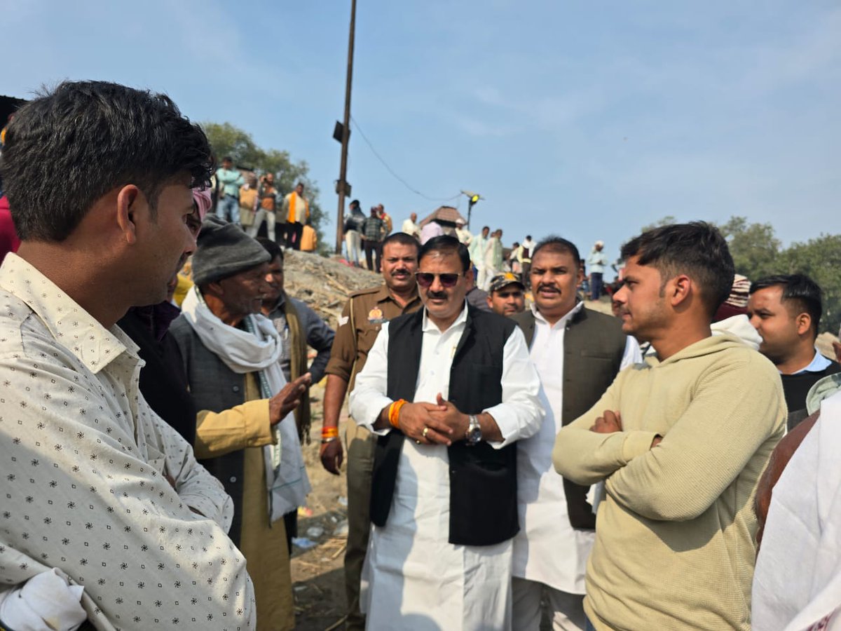 Virendra_mla's tweet image. जंगीपुर विधानसभा क्षेत्र के विद्यापारा के पूर्व प्रधान व ब्लाक प्रभारी श्री दारा यादव जी के बड़े भाई रामजन्म यादव जी के निधन के उपरांत गाजीपुर घाट पर पहुंच कर उनके दाह संस्कार में शामिल होकर श्रद्धांजलि अर्पित की। ईश्वर पुण्यात्मा को अपने श्री चरणों में स्थान दें। ॐ शांति 🙏🏻