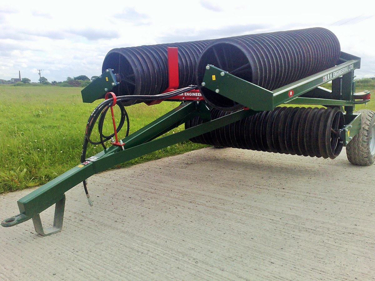 NrhEngineering's tweet image. Our hydraulic folding rollers are fully hydraulic - no reversing to unfold or bars to remove! Made in the UK from top-quality materials, they are designed for long life with minimum maintenance. champ.ly/A7lRL55n #rollers #cambridgerollers #farming #clubhectare