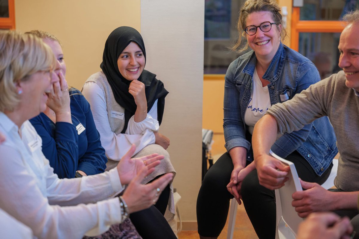 💙 Bij het ECT draait het om goede zorg voor de patiënt én om aandacht voor elkaar. Wij werken als team - huisartsen, assistentes, POH’s, ondersteuners - met hetzelfde doel: er zijn voor de mensen in Tiel e.o. En voor elkaar. Want écht goede zorg geef je samen.

#Werkenindezorg