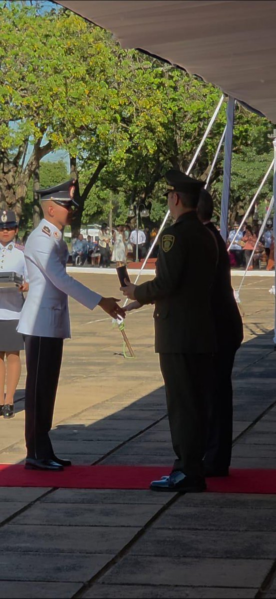 PoliciaColombia's tweet image. 🇨🇴🤝🇵🇾 La @PoliciaColombia realizó por primera vez la condecoración del primer puesto de oficiales de la @policia_py con la Medalla General Santander.

Un gesto que fortalece los lazos de hermandad y cooperación entre ambas instituciones.
La imposición estuvo a cargo del agregado…