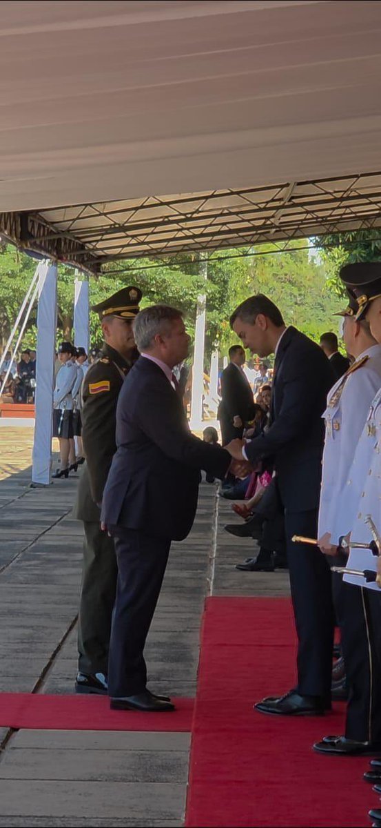 PoliciaColombia's tweet image. 🇨🇴🤝🇵🇾 La @PoliciaColombia realizó por primera vez la condecoración del primer puesto de oficiales de la @policia_py con la Medalla General Santander.

Un gesto que fortalece los lazos de hermandad y cooperación entre ambas instituciones.
La imposición estuvo a cargo del agregado…