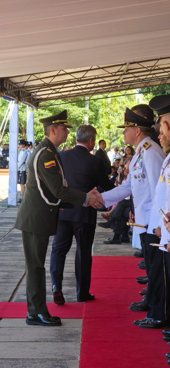 PoliciaColombia's tweet image. 🇨🇴🤝🇵🇾 La @PoliciaColombia realizó por primera vez la condecoración del primer puesto de oficiales de la @policia_py con la Medalla General Santander.

Un gesto que fortalece los lazos de hermandad y cooperación entre ambas instituciones.
La imposición estuvo a cargo del agregado…