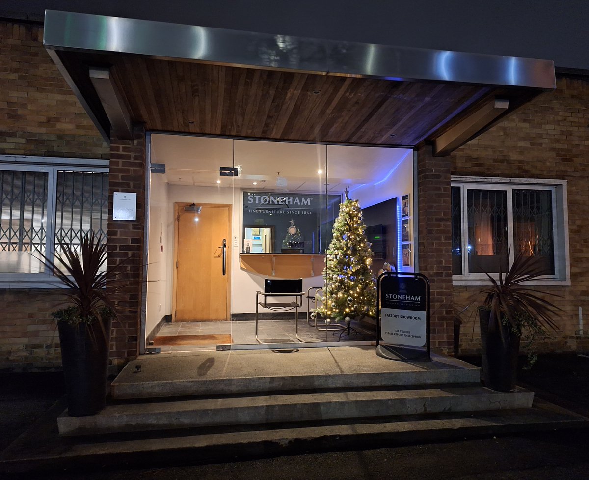 stonehamkitchen's tweet image. Christmas has arrived at Stoneham Kitchens! Our showroom is dressed for the season and ready to inspire your New Year kitchen plans.

Book a visit: 020 8300 8181 or f.mtr.cool/vytreibibf

#madeinkent #stonehamkitchens #bespokekitchens #luxurykitchens #kenthomes