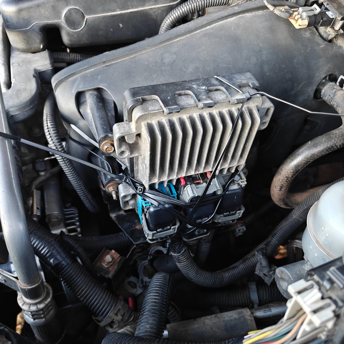 WrkshpEngineer's tweet image. Quick tip from real experience...
If your PCM connector breaks and you’re stuck with bad contact, some zipties can hold the harness tight enough to get you home. Not a permanent fix, but sometimes engineering is about solving problems with what you’ve got-
#engineeredsolutions