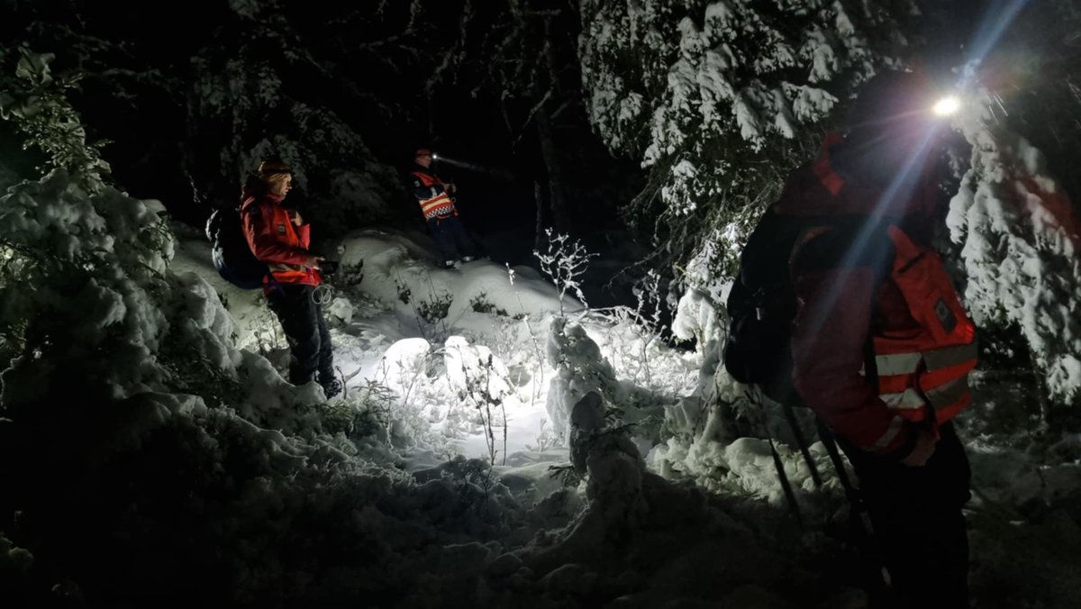 TelemarkRKH's tweet photo. Eivind er en av de frivillige fra Røde Kors @Hjelpekorps som har vært med på leteaksjonen i #tokke -Det er veldig glatt, bratt og slitsomt i tøft vær. Vi leter så godt vi kan og lyser under trær og ser etter tegn i snøen. Vi håper vi finner henne i live. https://t.co/Q0v31EAWIV