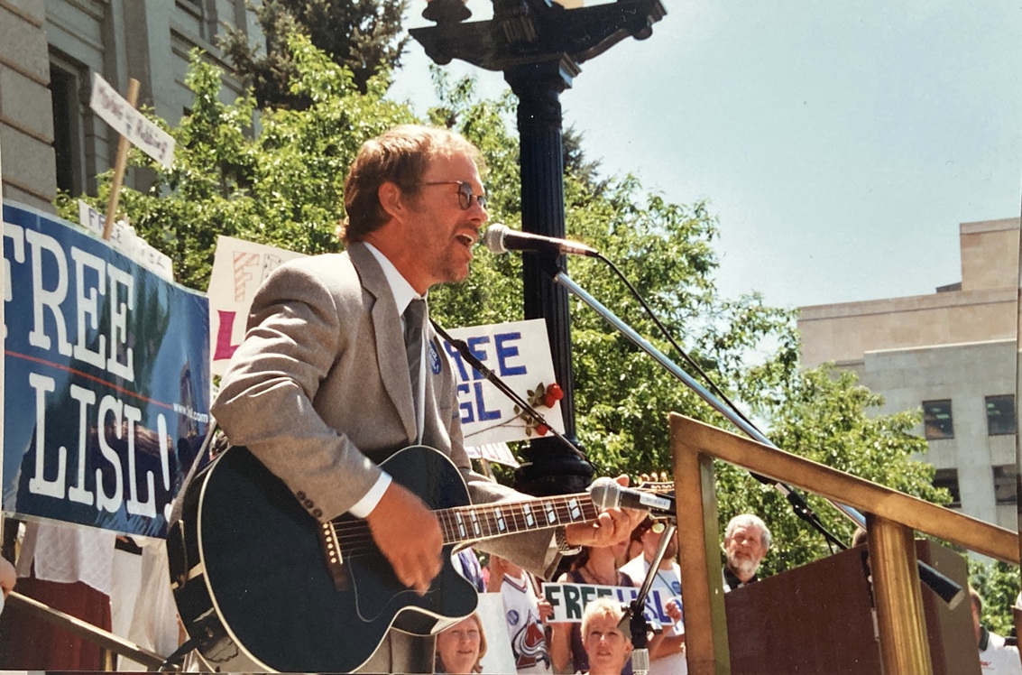 Gregory_Ego's tweet image. GREGORY EGO PHOTOS: Send lawyers, guns and money! Warren Zevon, wearing a suit and tie, appears at a rally at the Colorado State Capitol on May 14, 2001. The rally--seeking the release of Lisl Auman, a woman convicted of felony murder--was spearheaded by Dr. Hunter S. Thompson...