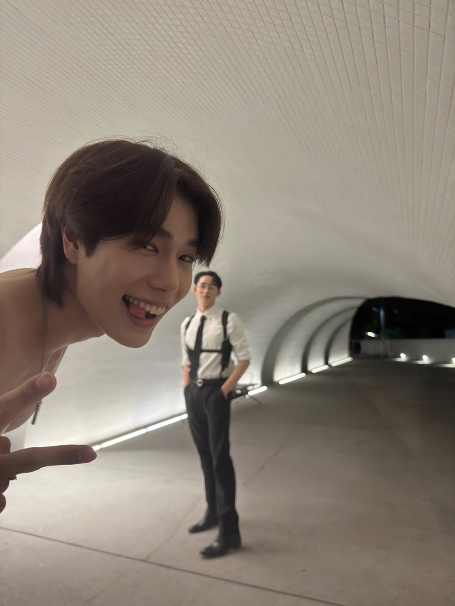 Hanniluvz_'s tweet photo. Phuwin shirtless AND doing a teasing pose. I fear we ain’t the target audience https://t.co/JvpbWDLraN
