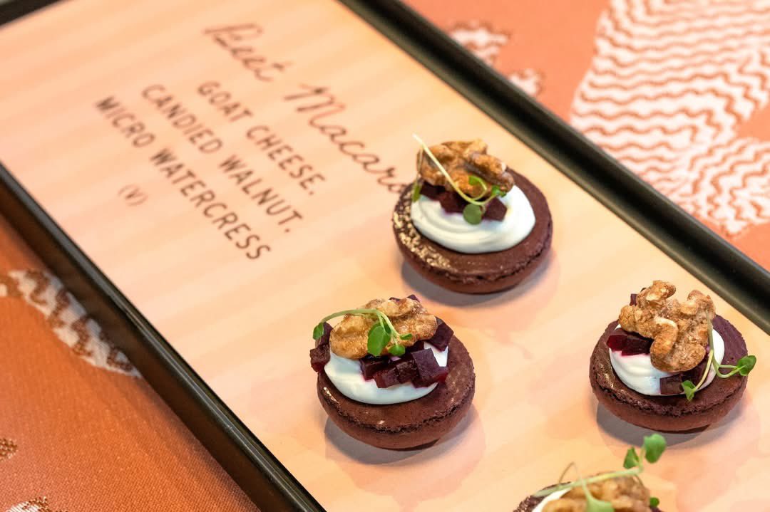 Pass the 🍸🫒🌭🥔🥩🥖🫜🧀.

📸: Anna Grinets Photography