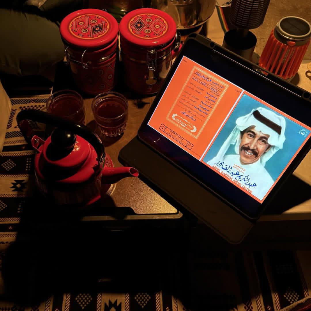 "#كم مرَّةً أغراك جمعٌ صاخِبٌ
لكنَّ شيئًا فيك كان وحيدا؟"