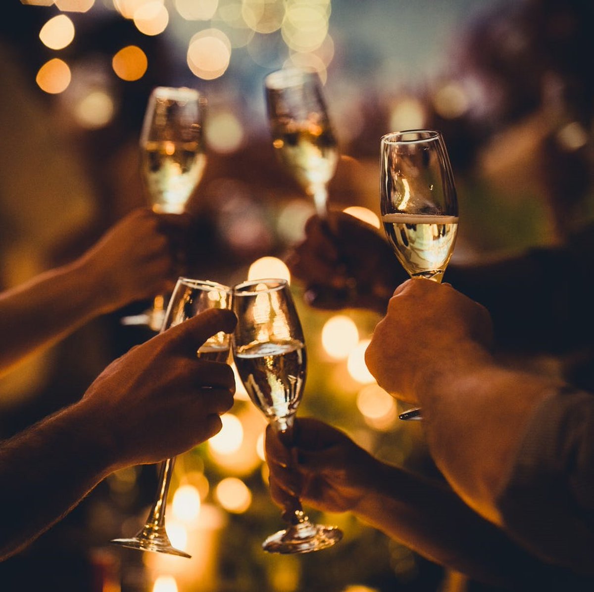 Happy #NewYearsEve! What better way to ring in 2026 than with a glass of <a href="/ChampagneBureau/">Champagne Bureau</a> or another member region's sparkling wine to toast the new year?🥂