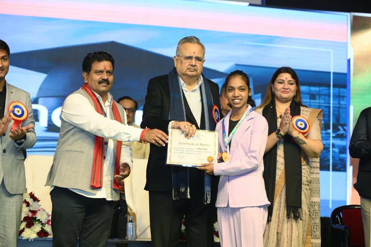 drramansingh's tweet image. आज कवर्धा में सुधा देवी ट्रस्ट द्वारा संचालित अभ्युदय स्कूल के 12वें वार्षिक उत्सव कार्यक्रम में शामिल होकर मेधावी विद्यार्थियों को छात्रवृत्ति प्रदान कर उनके उज्ज्वल भविष्य के लिए शुभकामनाएँ दीं।
साथ ही, बच्चों द्वारा प्रस्तुत सांस्कृतिक कार्यक्रम विशेष रूप से मन को स्पर्श करने…