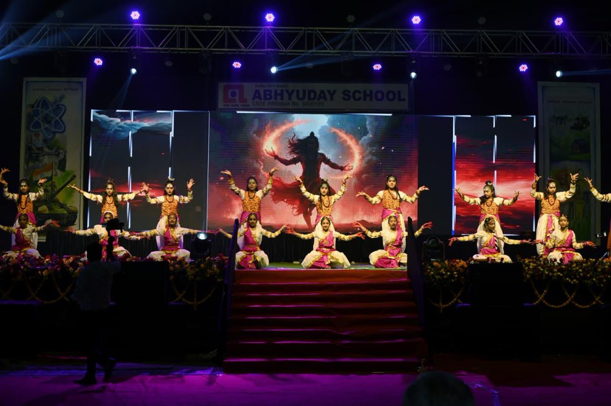 drramansingh's tweet image. आज कवर्धा में सुधा देवी ट्रस्ट द्वारा संचालित अभ्युदय स्कूल के 12वें वार्षिक उत्सव कार्यक्रम में शामिल होकर मेधावी विद्यार्थियों को छात्रवृत्ति प्रदान कर उनके उज्ज्वल भविष्य के लिए शुभकामनाएँ दीं।
साथ ही, बच्चों द्वारा प्रस्तुत सांस्कृतिक कार्यक्रम विशेष रूप से मन को स्पर्श करने…