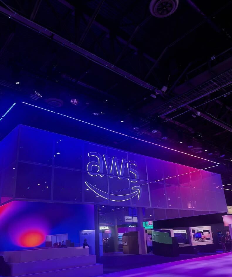 InfluxDB's tweet image. The InfluxData team is in full swing at #AWSreInvent 2025! 

Swing by booth #151 to chat with our team about building real-time systems with InfluxDB 3 on AWS.  

Stop by to see Amazon Timestream for InfluxDB in action, chat about managing time series data at scale, or enter our…