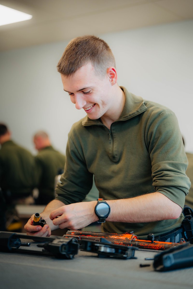 Gendarmerie's tweet image. #Coopération 🇫🇷🤝🇩🇪 L'école de gendarmerie de #Chaumont a accueilli pendant deux semaines une délégation d'élèves policiers allemands de la @bundespolizei 🇩🇪
Ici, ils sont en instruction de démontage et remontage des armes !
📸 Sirpa Gendarmerie - Gnd F. Ferroli